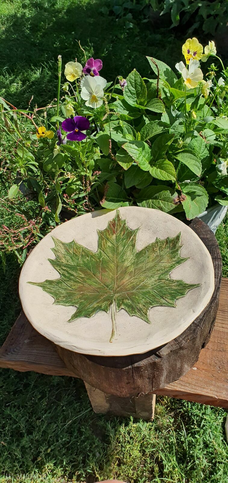 Ręcznie malowany talerz ceramiczny na ciasto i owoce - liść klonu (26 cm)