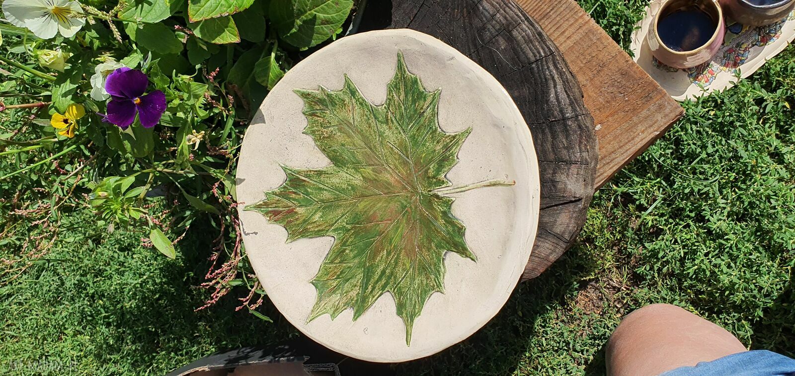 Ręcznie malowany talerz ceramiczny na ciasto i owoce - liść klonu 26 cm