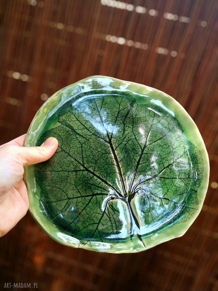 Talerz ceramiczny w kształcie zielonego liścia - patera do serwowania 21 cm