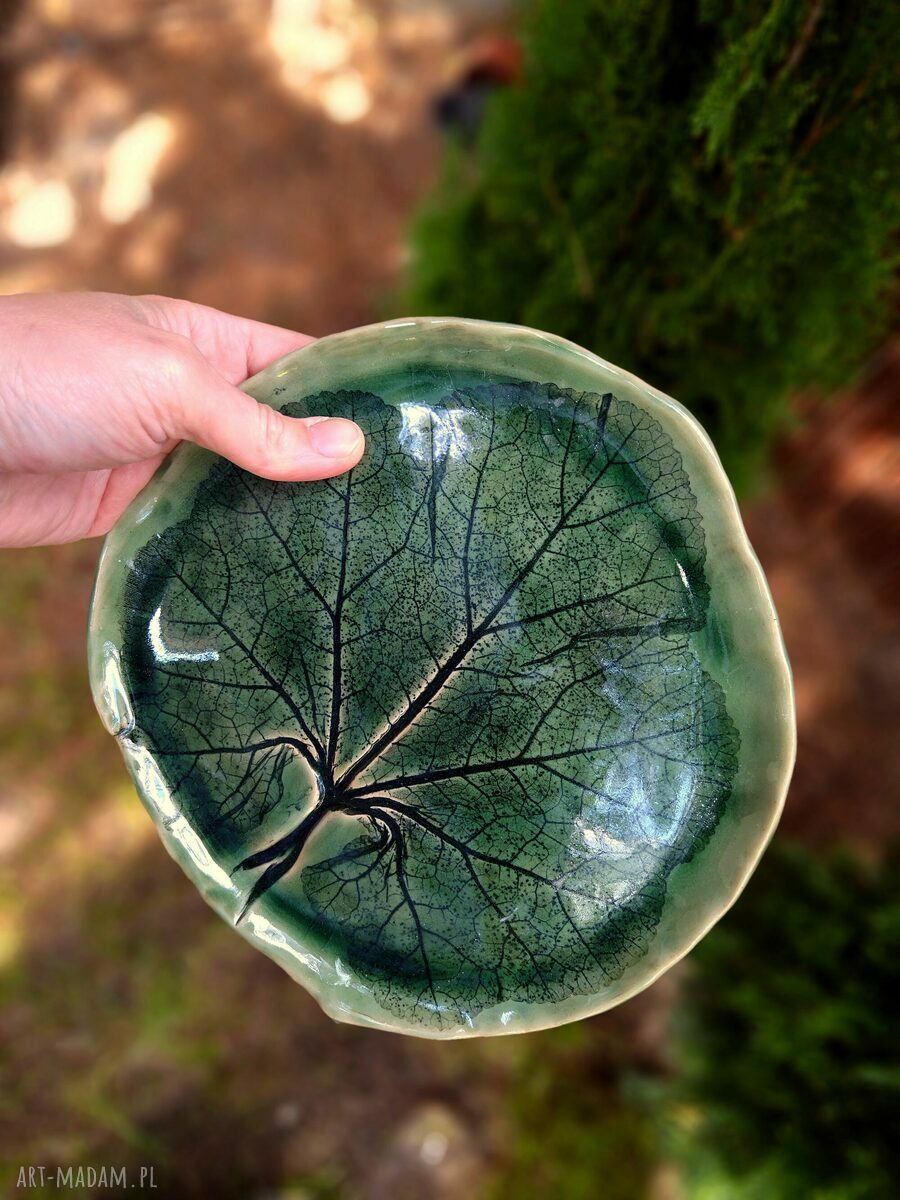 Zielona talerz-patera w kształcie liścia - ceramika 22 cm