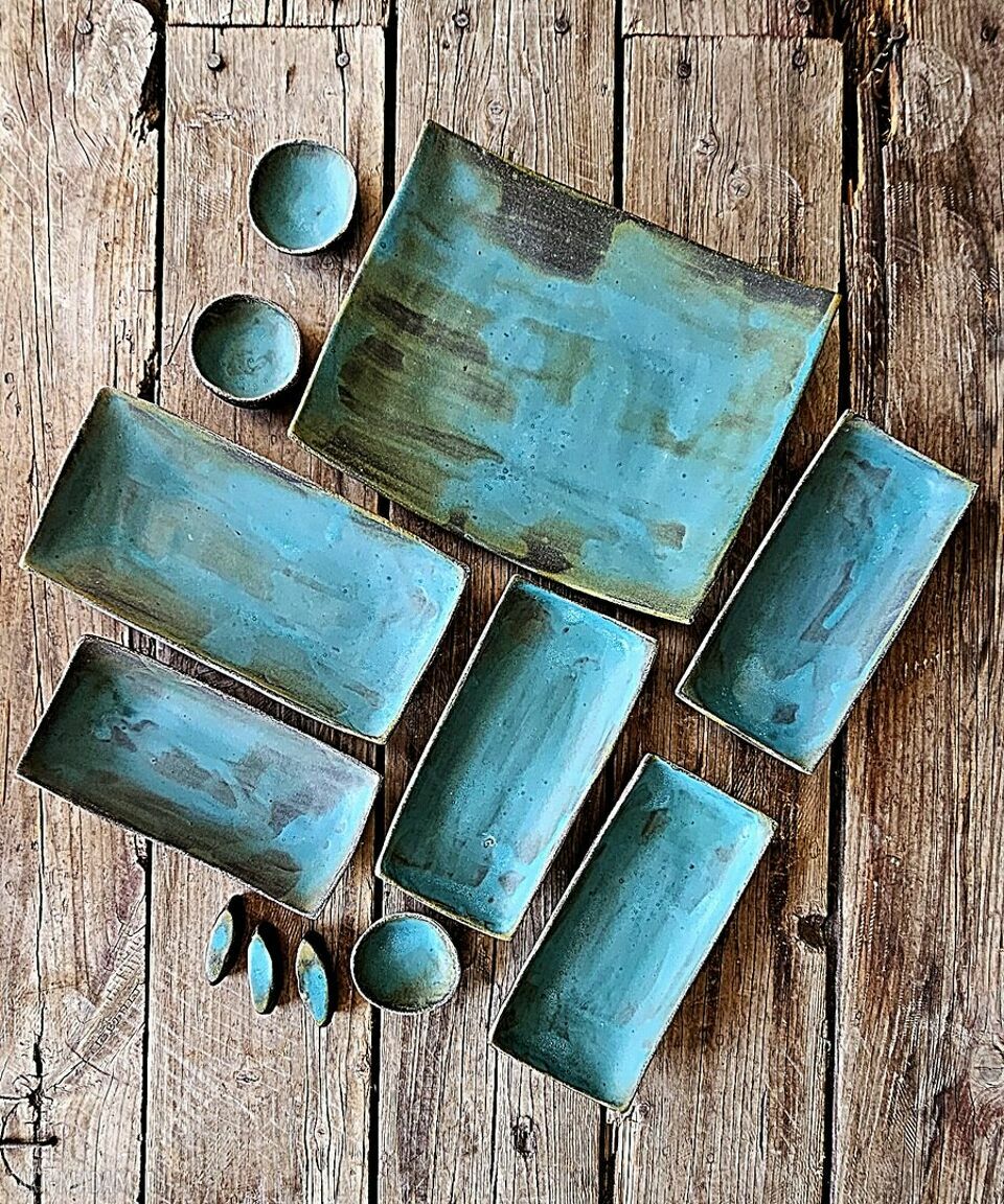 Ręcznie lepiony talerz ceramiczny sushi w turkusowo-zielonych barwach