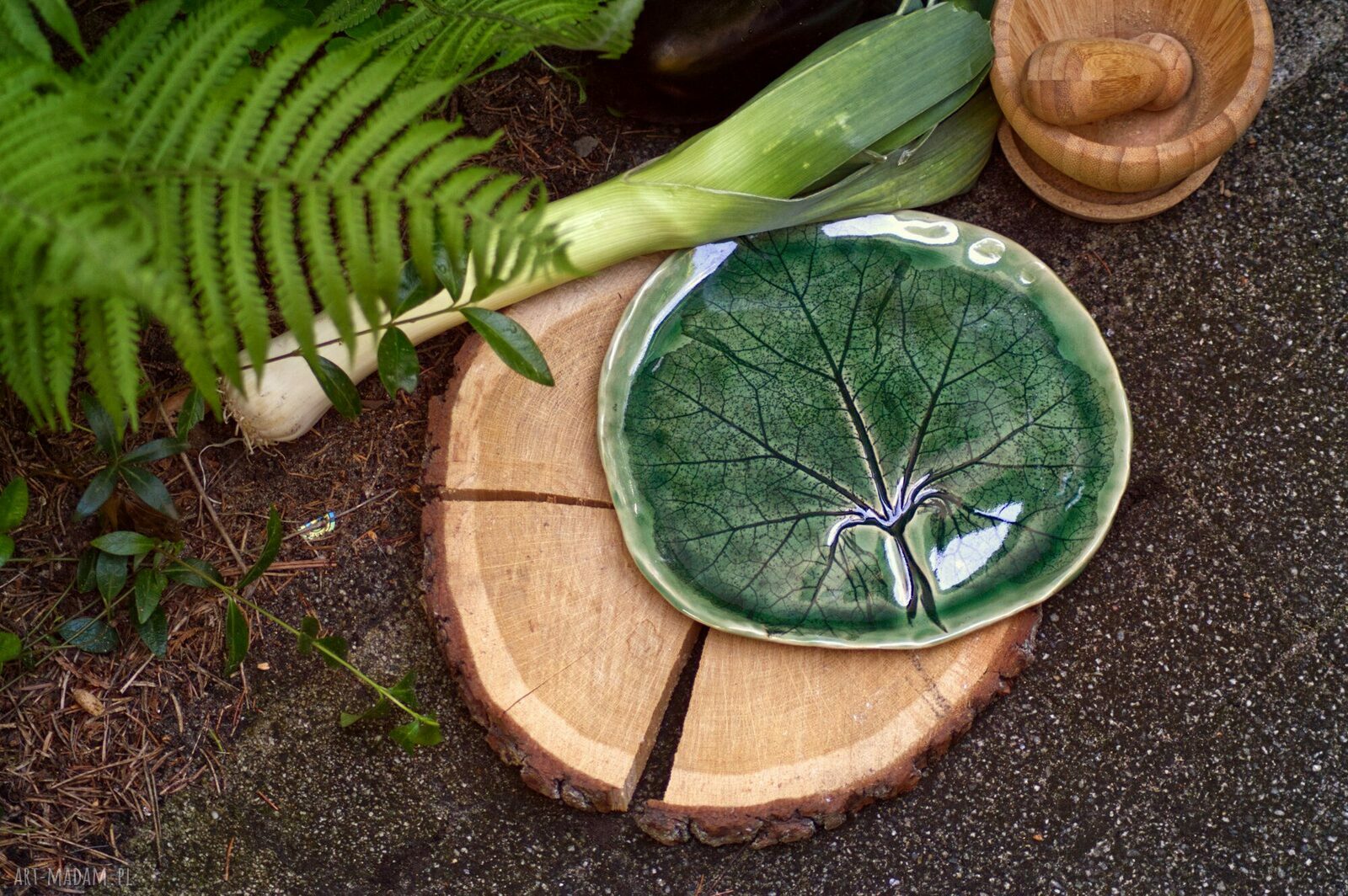 Zielona talerz-patera w kształcie liścia - ceramika 22 cm