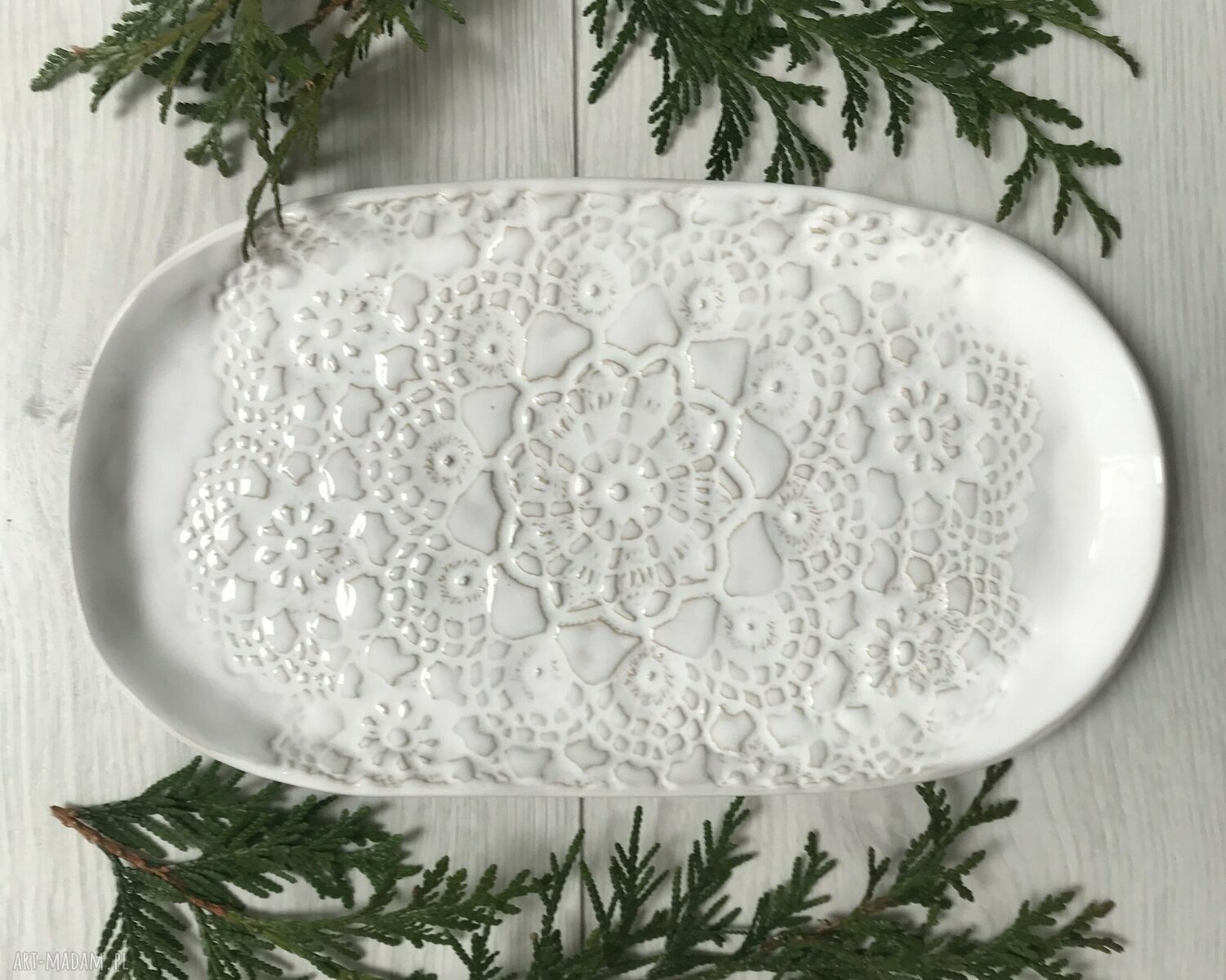 Koronkowy talerz w bieli, ręcznie robiona patera ceramiczna