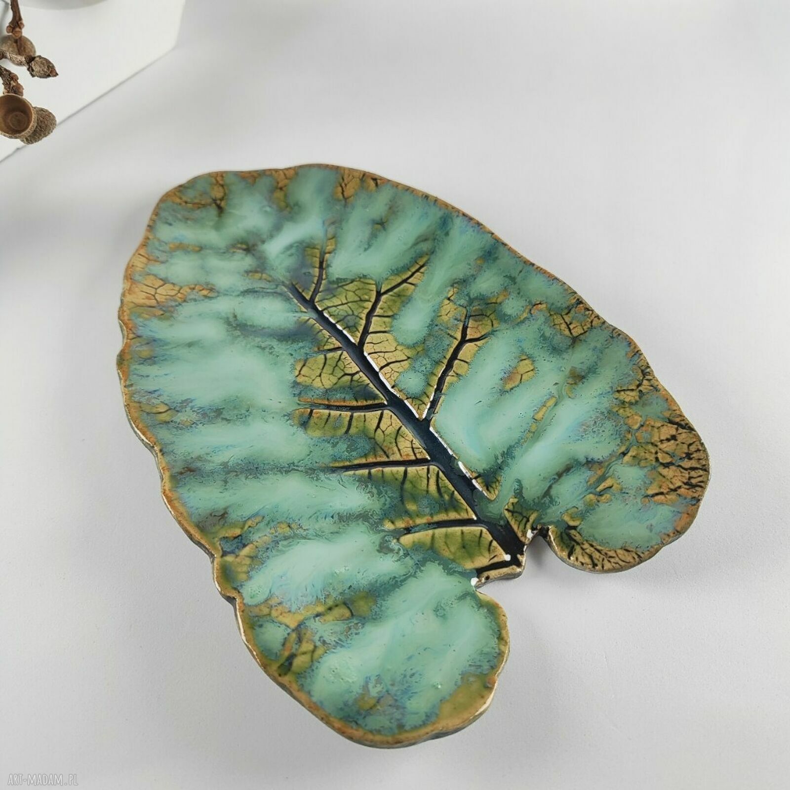 Ceramiczny talerz na biżuterię - liść łopianu (rękodzieło)