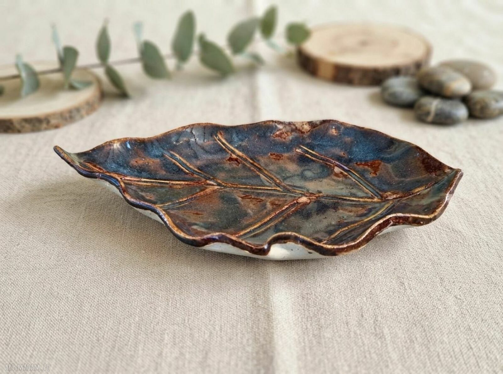 Ceramiczna patera w kształcie liścia