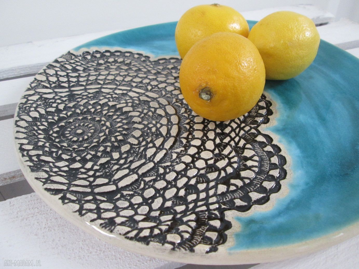 turkusowy talerz ceramiczny z koronką