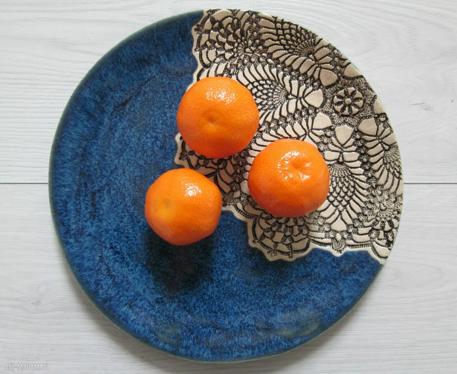Granatowy talerz z koronką - ręcznie formowana ceramiczna patera