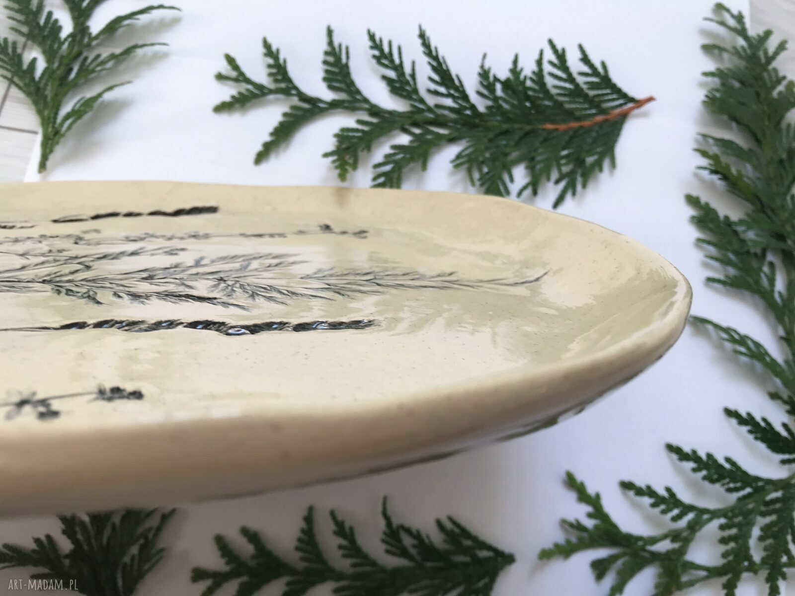 Talerz z łąki - ceramiczna patera z odbiciem roślin