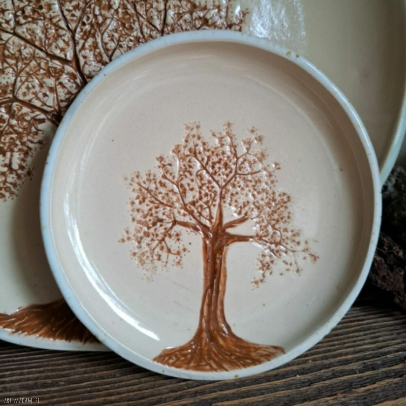 Ręcznie lepiony talerz ceramiczny z motywem drzewa