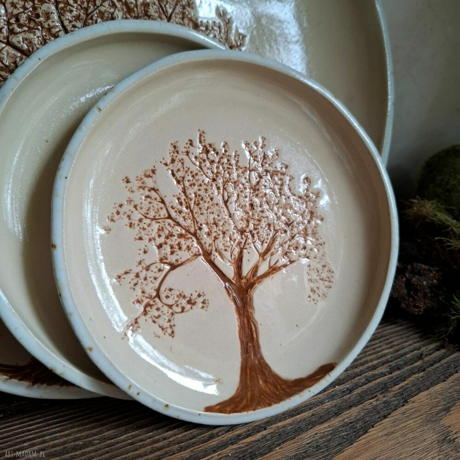Ręcznie lepiony talerz ceramiczny z motywem drzewa