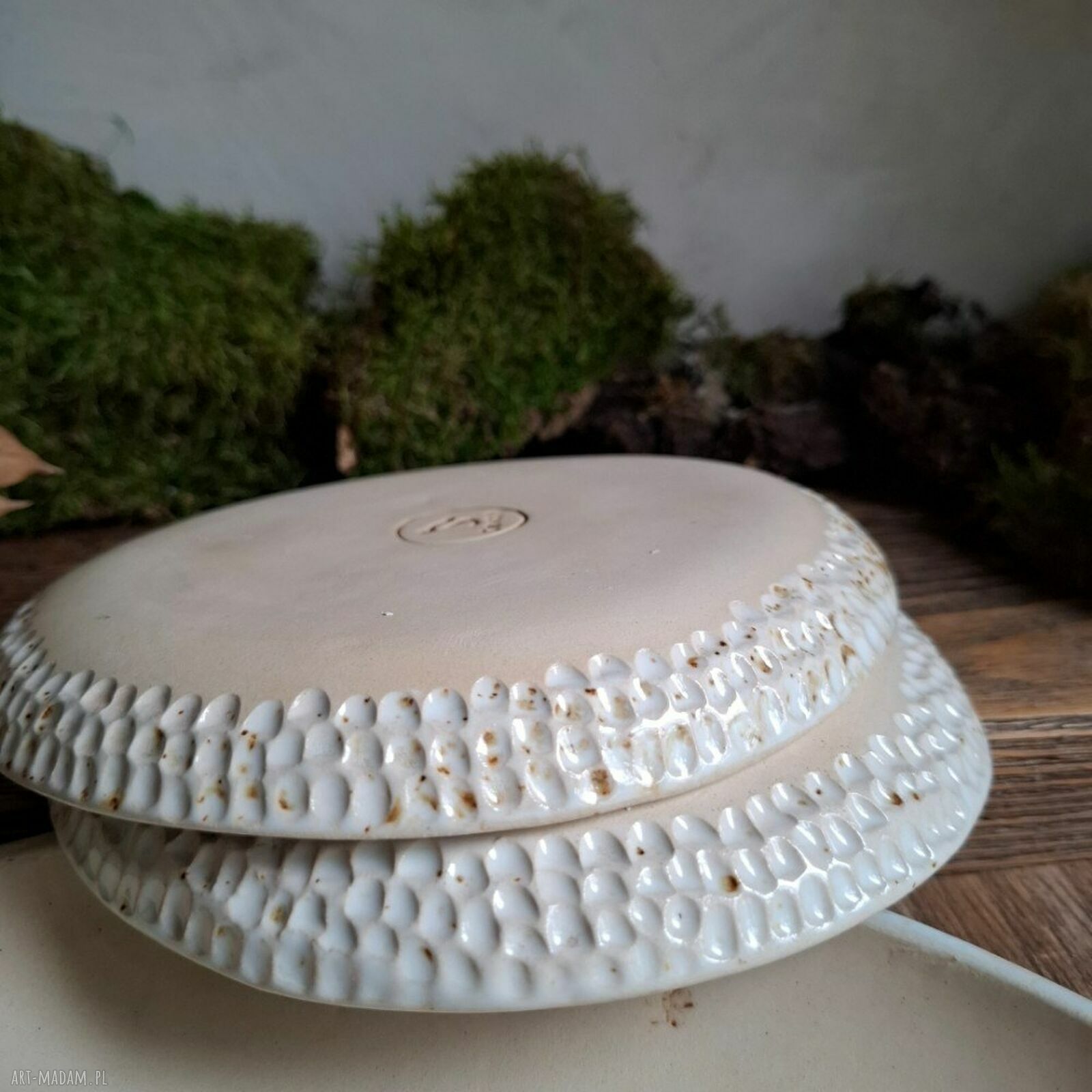 Ręcznie lepiony talerz ceramiczny z motywem drzewa
