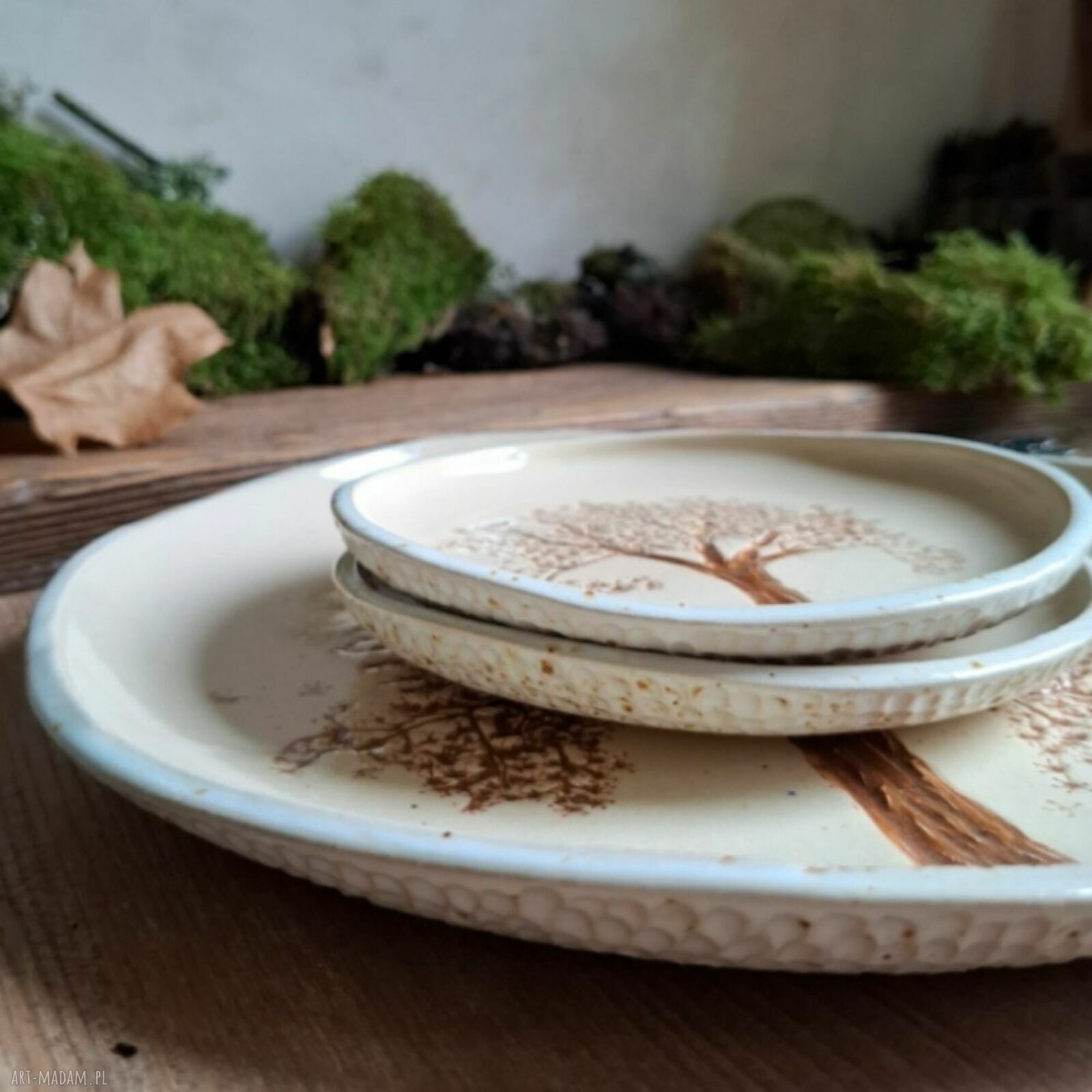 Ręcznie lepiony talerz ceramiczny z motywem drzewa