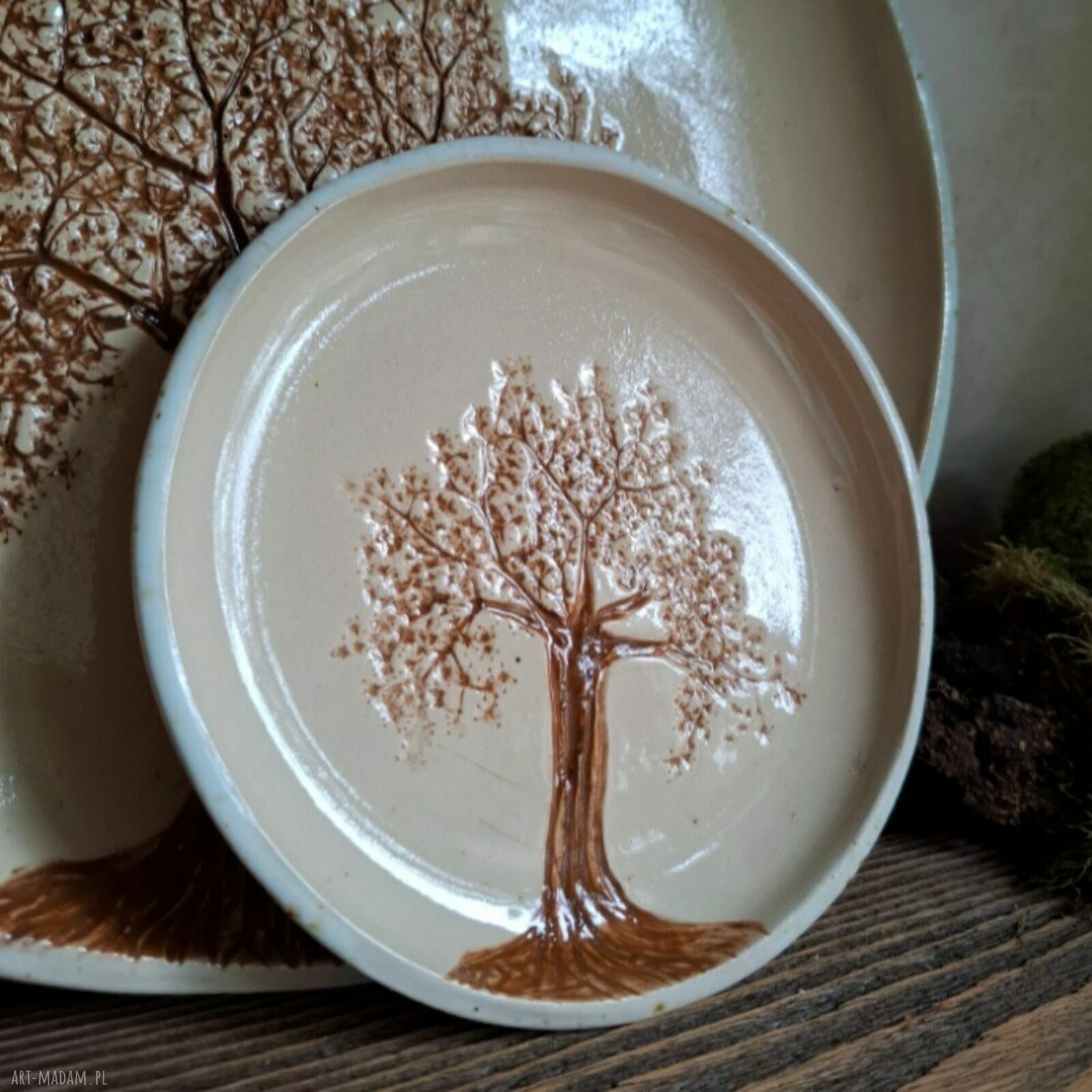 Ręcznie lepiony talerz ceramiczny z motywem drzewa