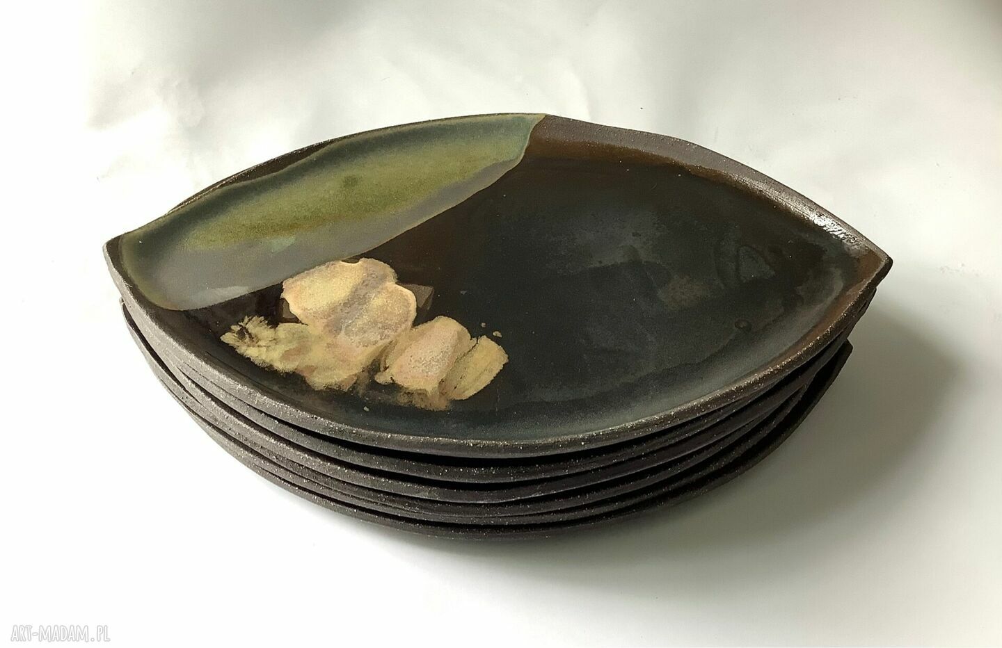 Duże talerze lepione ręcznie - ceramiczna patera do codziennych posiłków