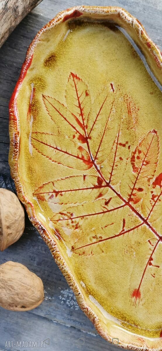 Ceramiczny talerzyk jarzębina (c32) - rękodzieło z jesiennym liściem