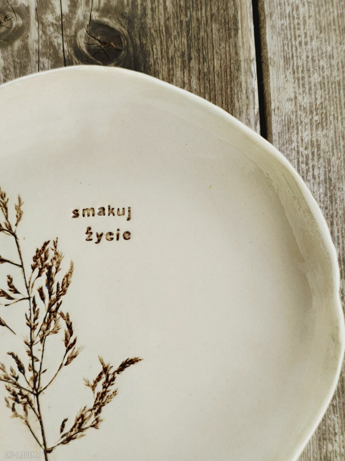 Talerzyk ceramiczny 23 cm „Smakuj życie” - ręcznie robiony z gliny