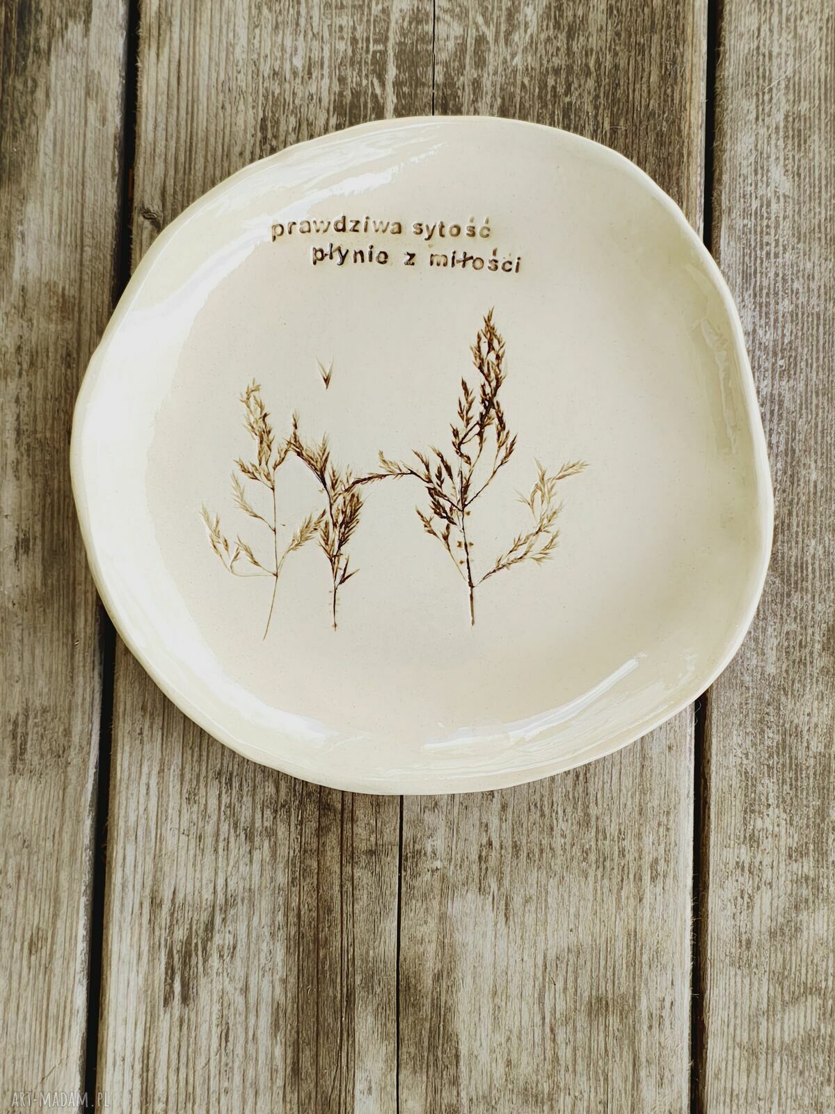 Ręcznie robiony talerzyk ceramiczny 23 cm z gliny z napisem