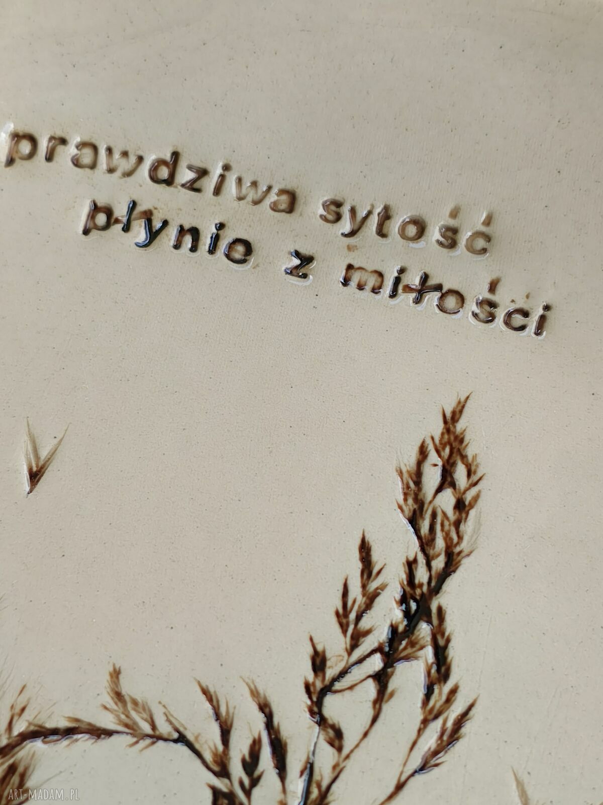 Ręcznie robiony talerzyk ceramiczny 23 cm z gliny z napisem