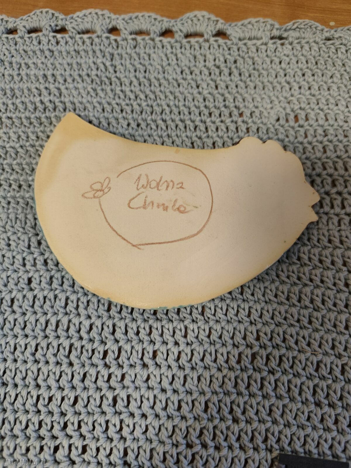 Ręcznie robiony talerzyk ceramiczny Kura - świąteczna patera na Wielkanoc