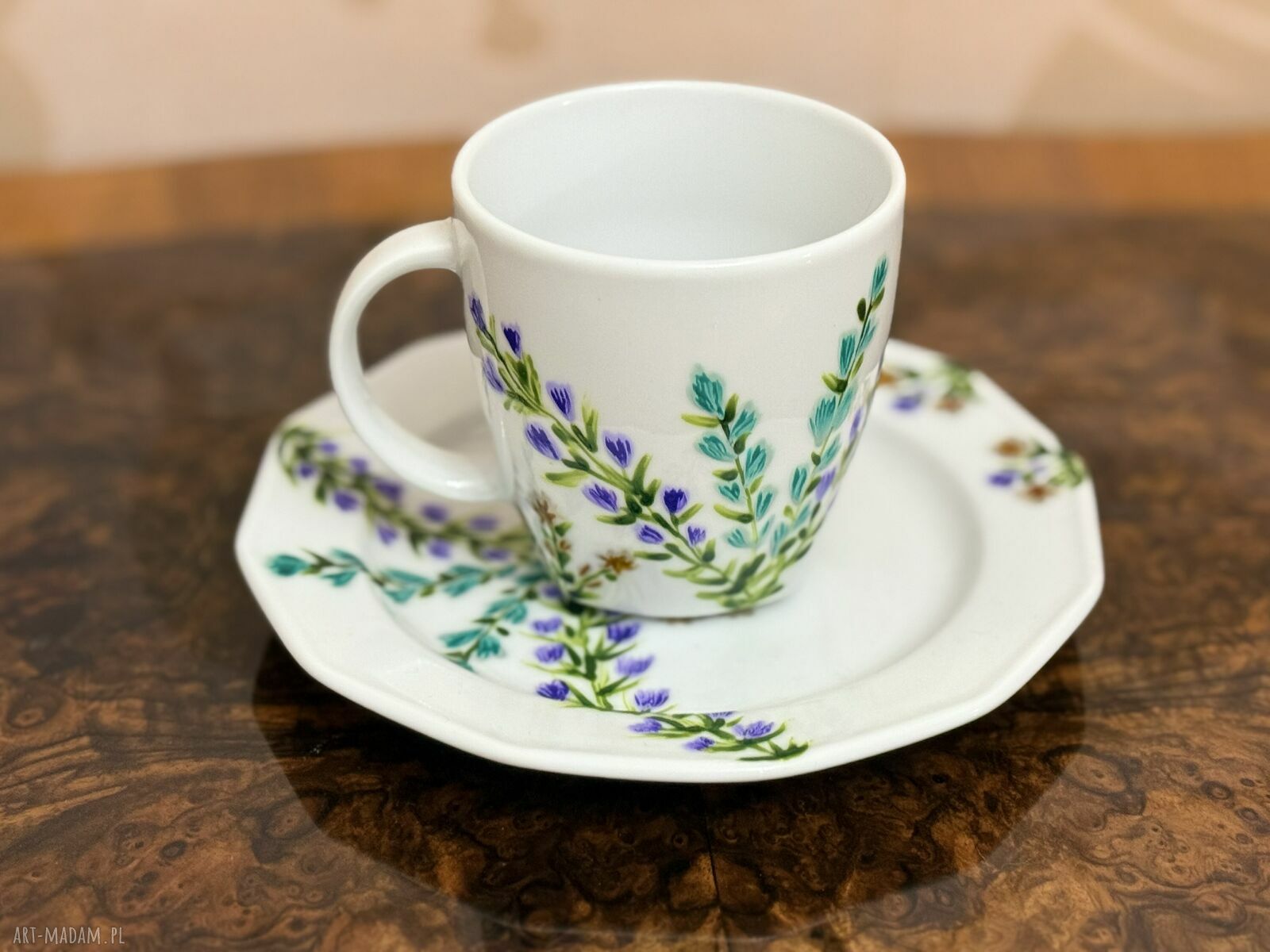 Ręcznie malowany zestaw deserowy “Kwiaty” z porcelany: talerzyk 16 cm i filiżanka 250 ml