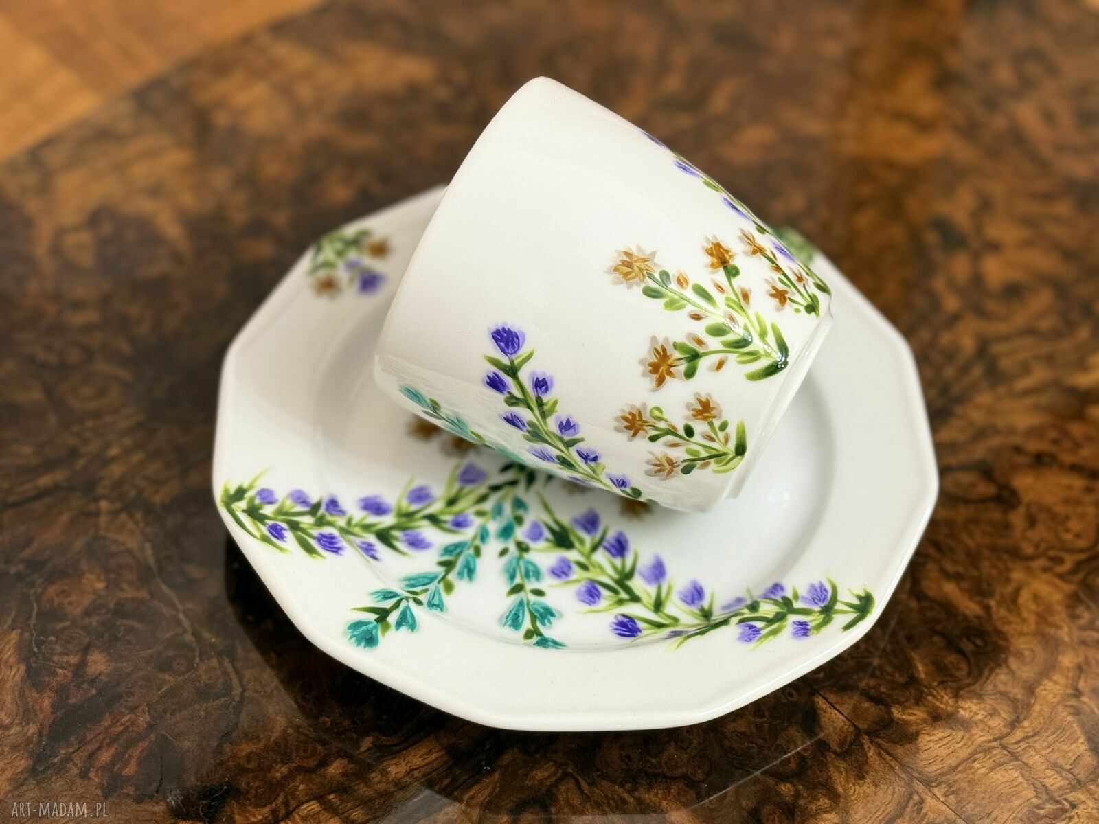 Ręcznie malowany zestaw deserowy “Kwiaty” z porcelany: talerzyk 16 cm i filiżanka 250 ml
