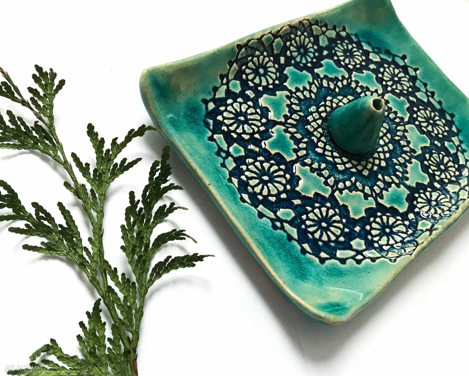 Koronkowy talerzyk ceramiczny i stożek na kadzidełko