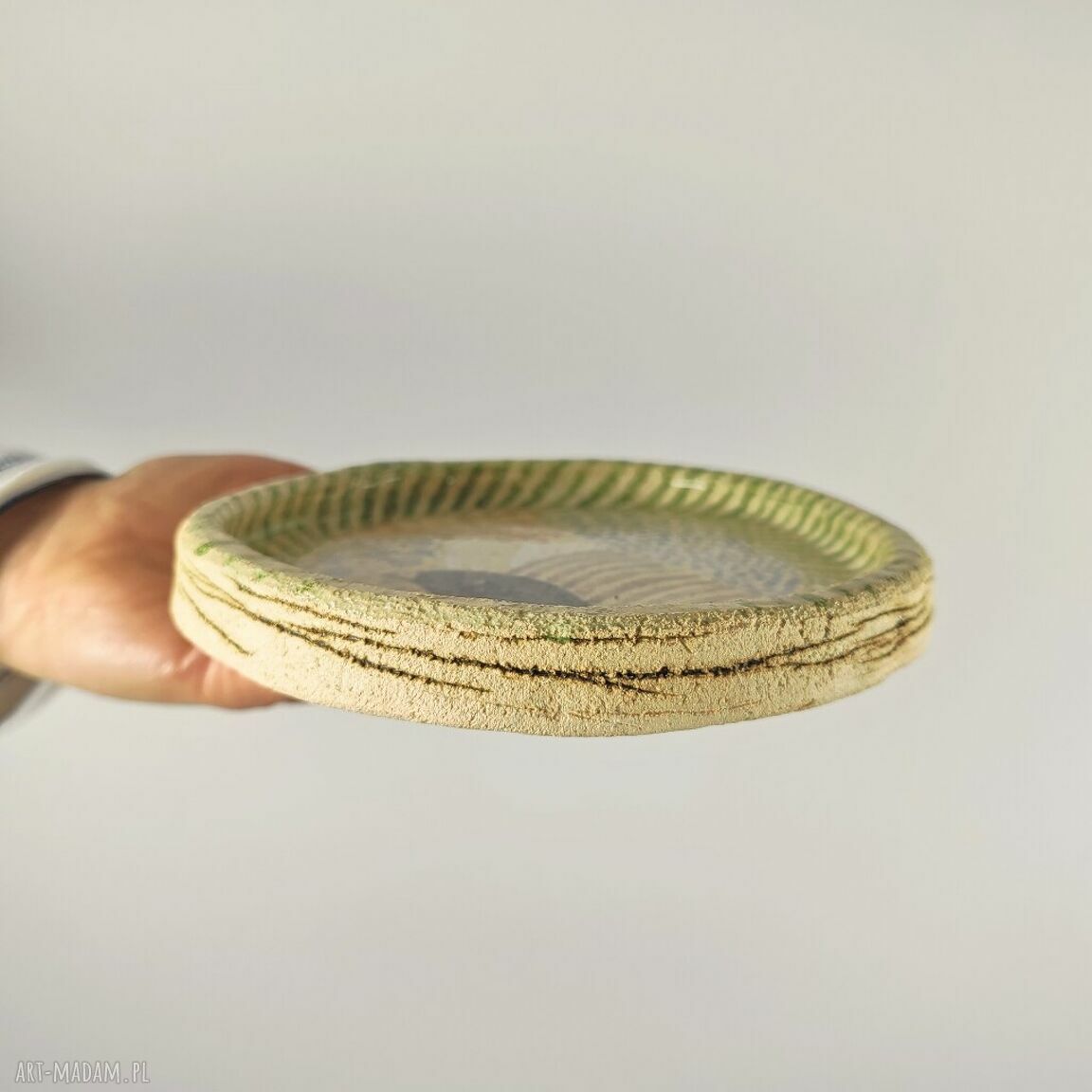 Ręcznie lepiony talerzyk Kruk jako podstawka na biżuterię - ceramika handmade