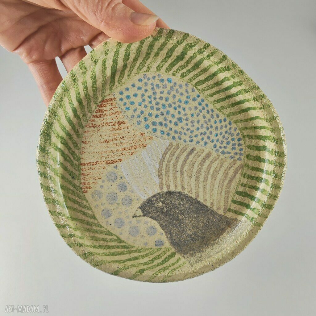 Ręcznie lepiony talerzyk Kruk jako podstawka na biżuterię - ceramika handmade