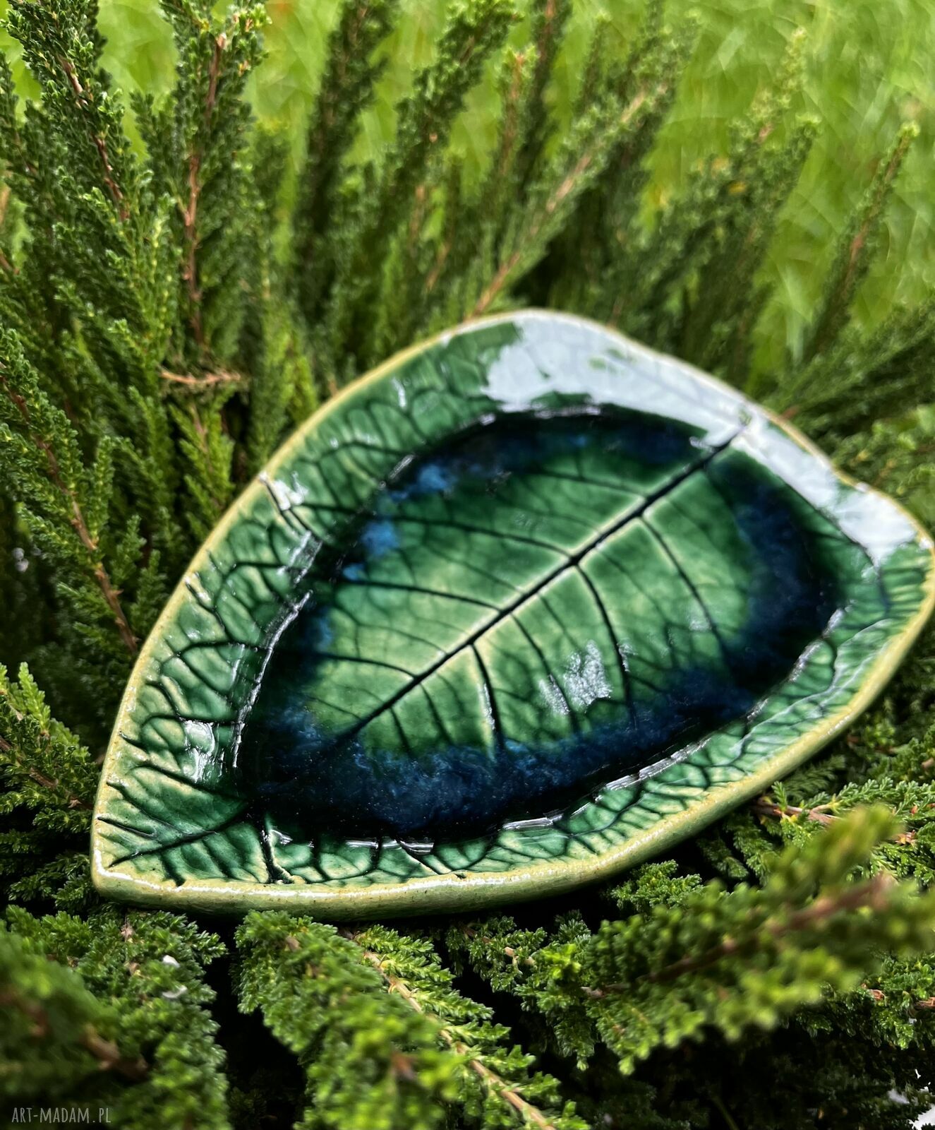 Ręcznie robiony ceramiczny talerzyk z motywem liścia
