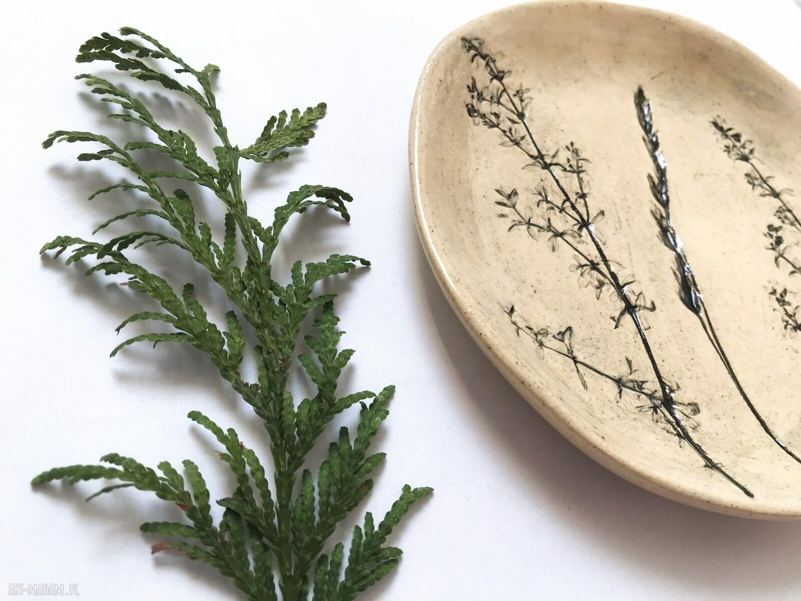 Ceramiczny talerzyk z odciskiem roślin - podstawka na biżuterię