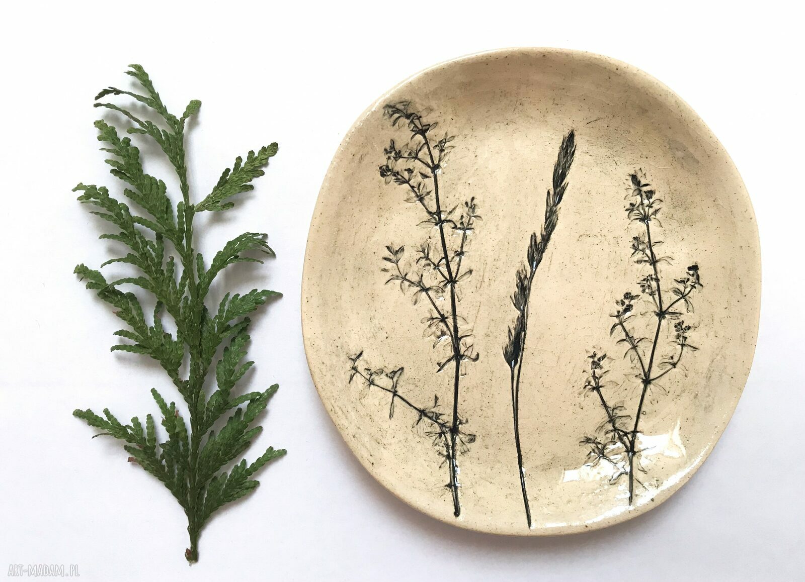 Ceramiczny talerzyk z odciskiem roślin - podstawka na biżuterię