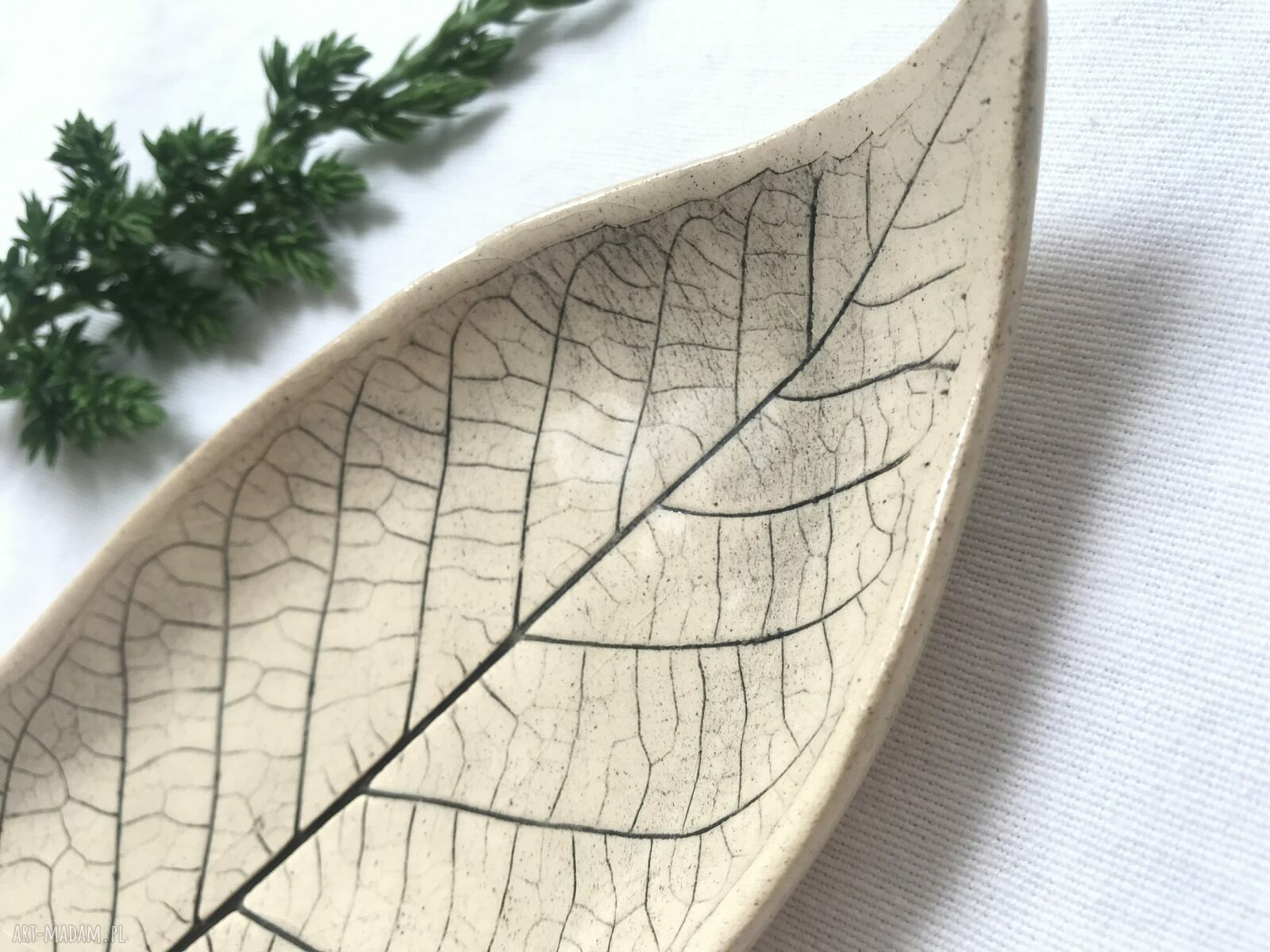 Talerzyk ceramiczny z listkiem - podstawka na biżuterię i drobiazgi