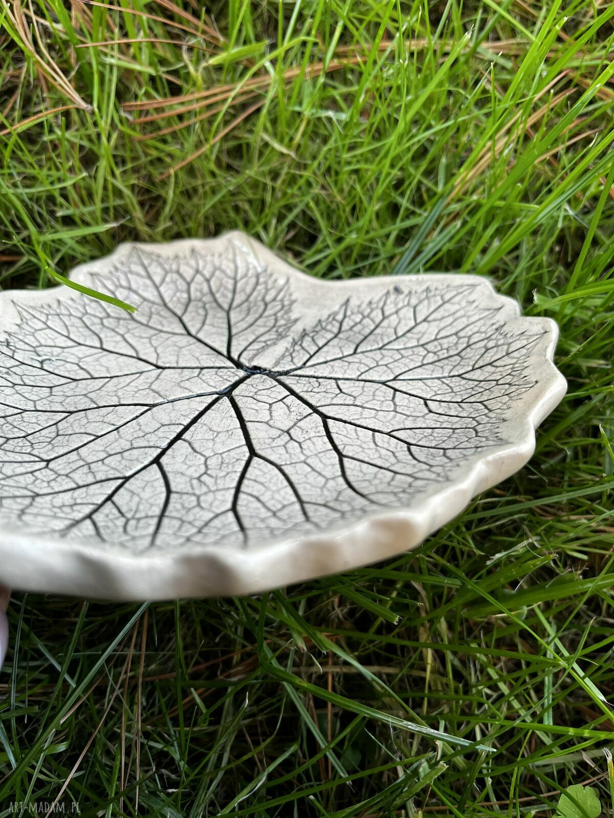 Talerzyk ceramiczny z odciskiem liścia łopianu
