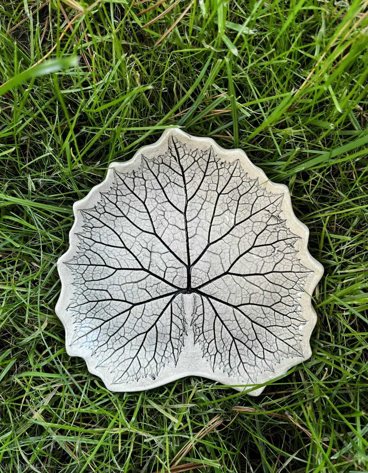 Talerzyk ceramiczny z odciskiem liścia łopianu