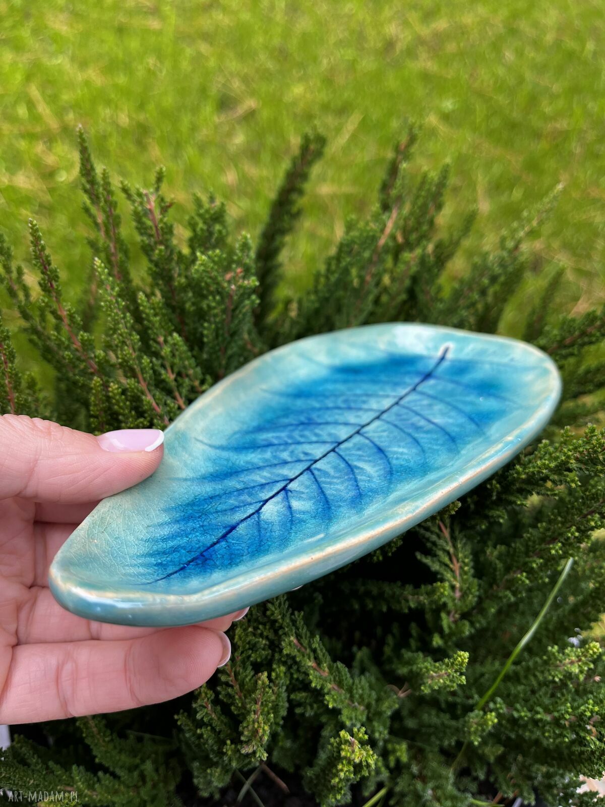Turkusowy talerzyk ceramiczny z paprotką