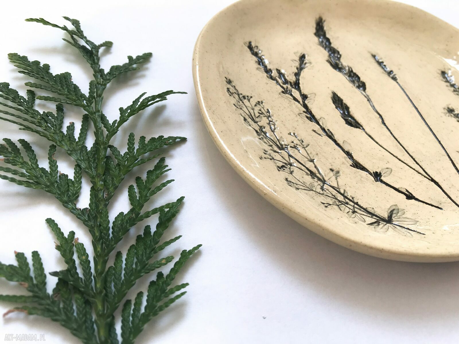 Talerzyk ceramiczny z roślinkami - ręcznie formowany