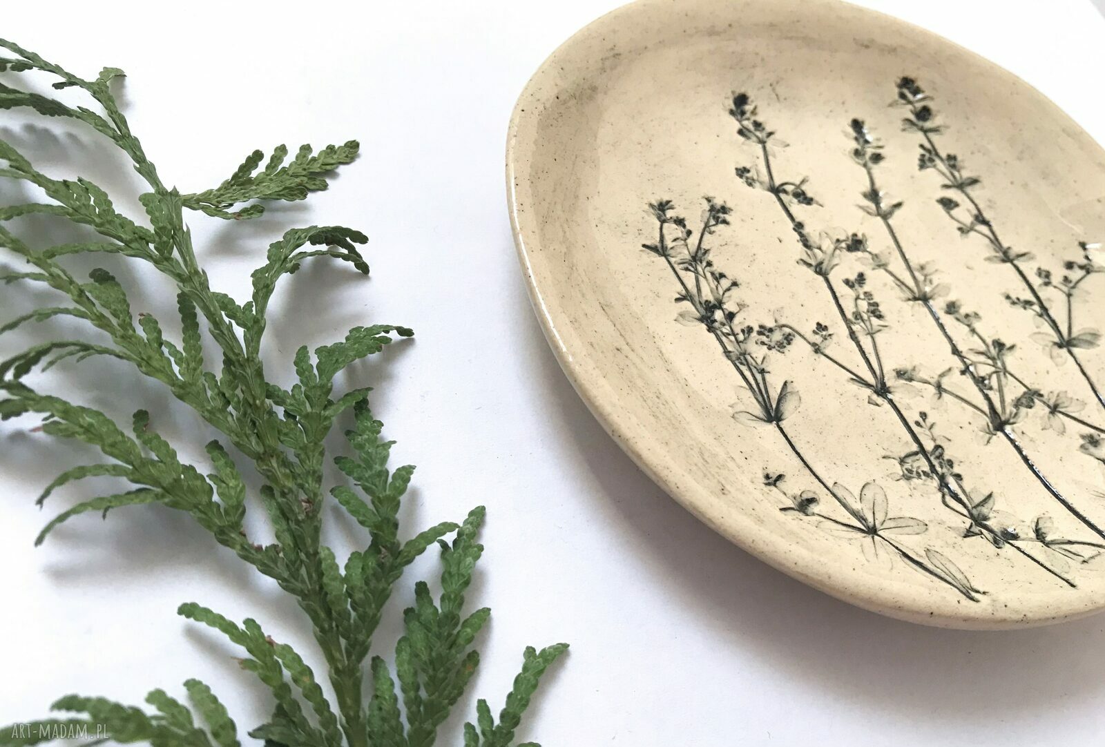 Ceramiczny talerzyk z roślinkami - podstawka na biżuterię