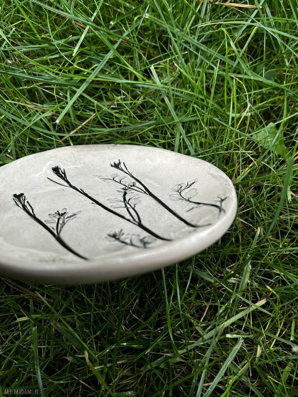 Talerzyk ceramiczny z odbiciem prawdziwych roślin