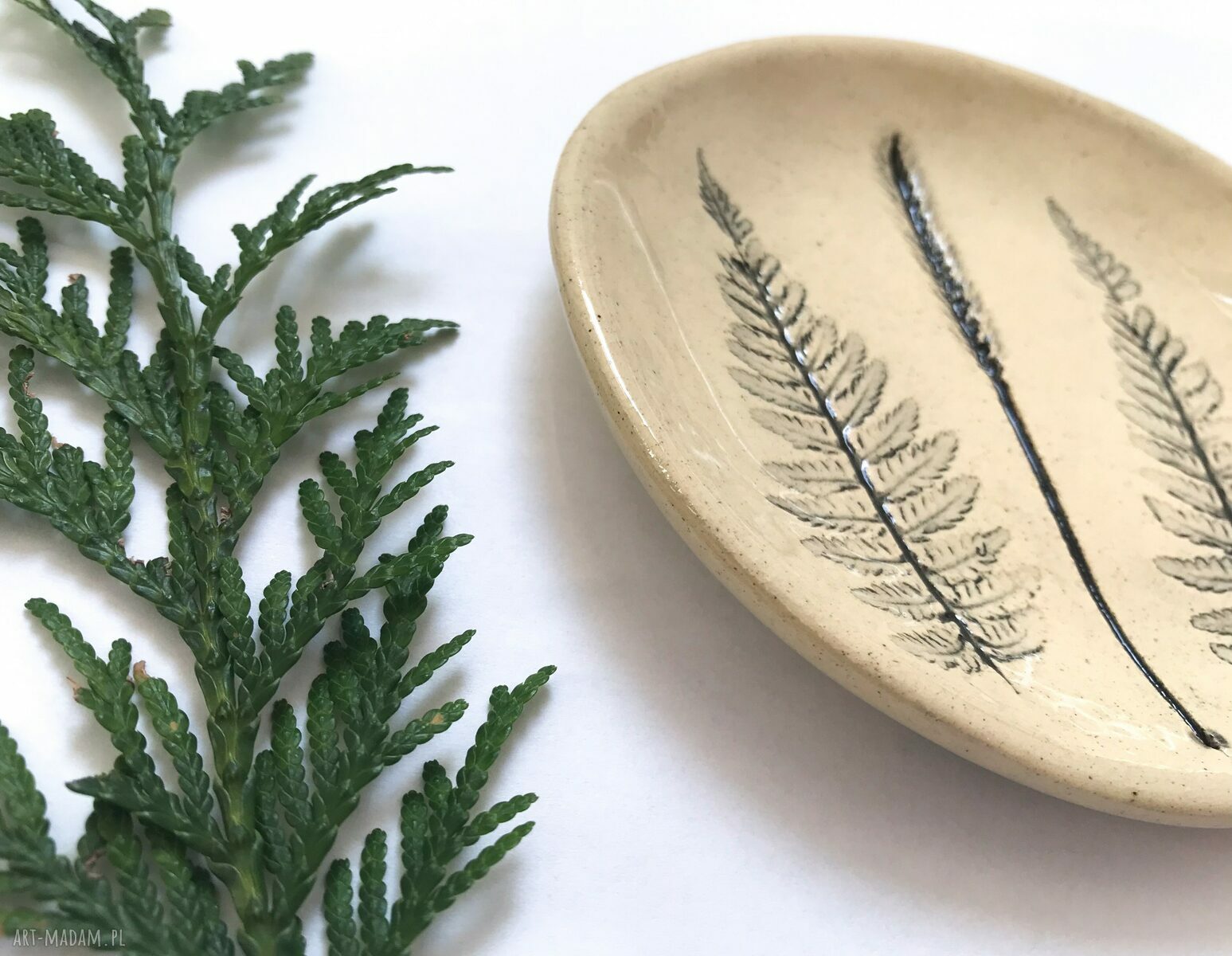 Talerzyk z roślinkami - ręcznie formowana podstawka ceramiczna