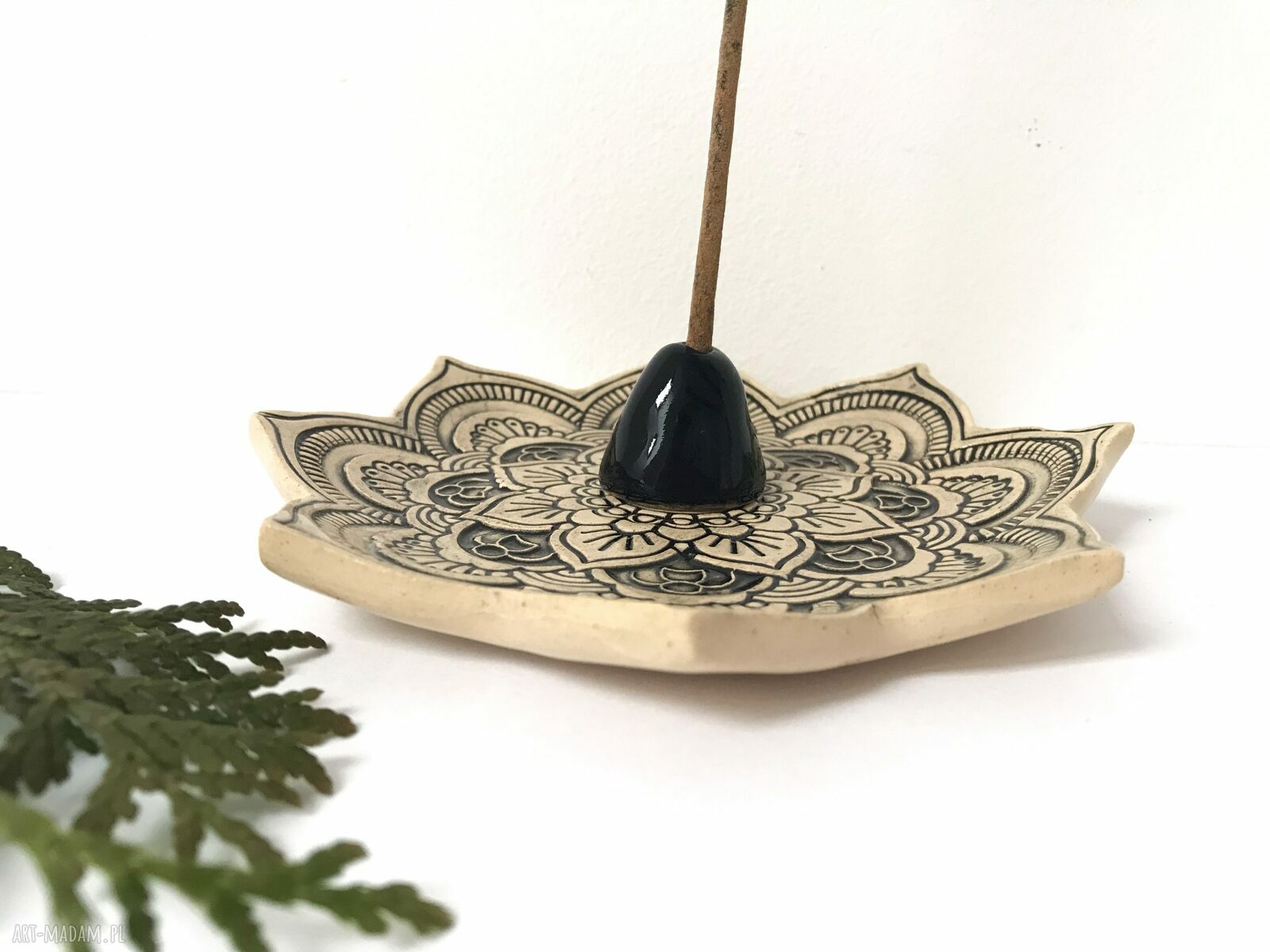 Talerzyk ceramiczny ze stożkiem na kadzidełko