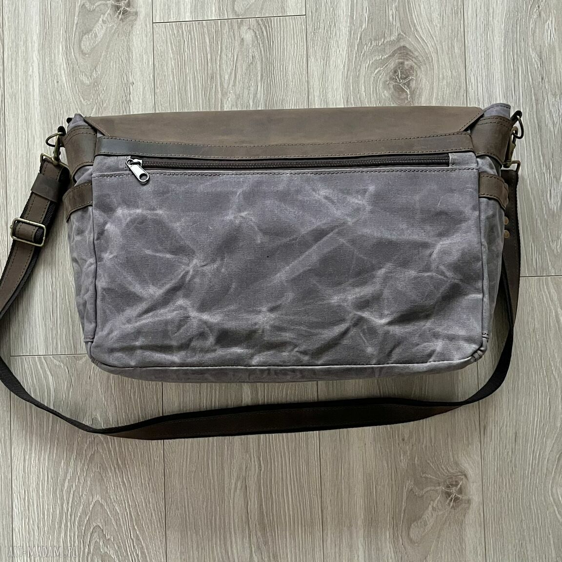 teczki: Duża teczka ze skóry i bawełny woskowanej popielata. Ręcznie zrobione