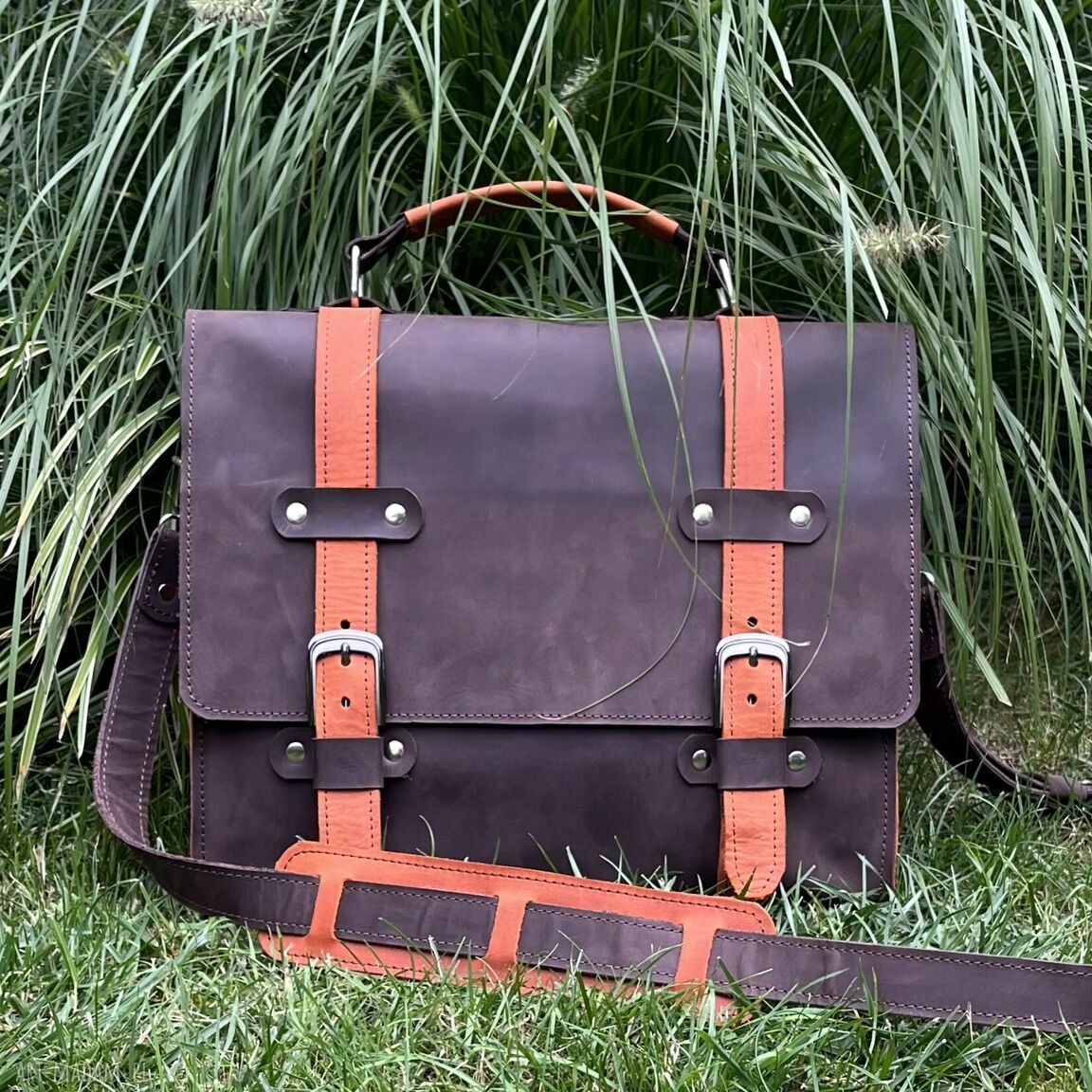 na ramię: Duża brązowa teczka skórzana formatu A4 na ramię. Ręcznie zrobione