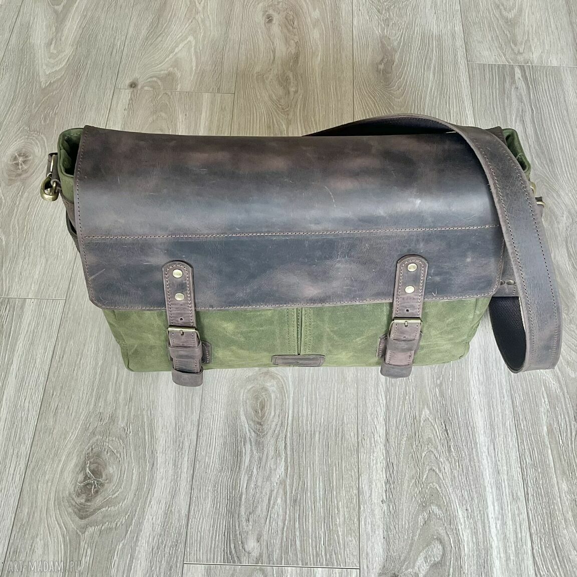 teczki: Duża teczka ze skóry i bawełny woskowanej zielono brązowa. Ręcznie zrobione