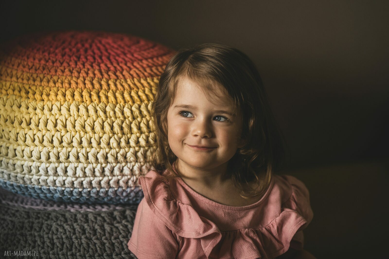 Tęczowa pufa handmade w stylu ombre - pufa na szydełku do pokoju dziecka i jogi