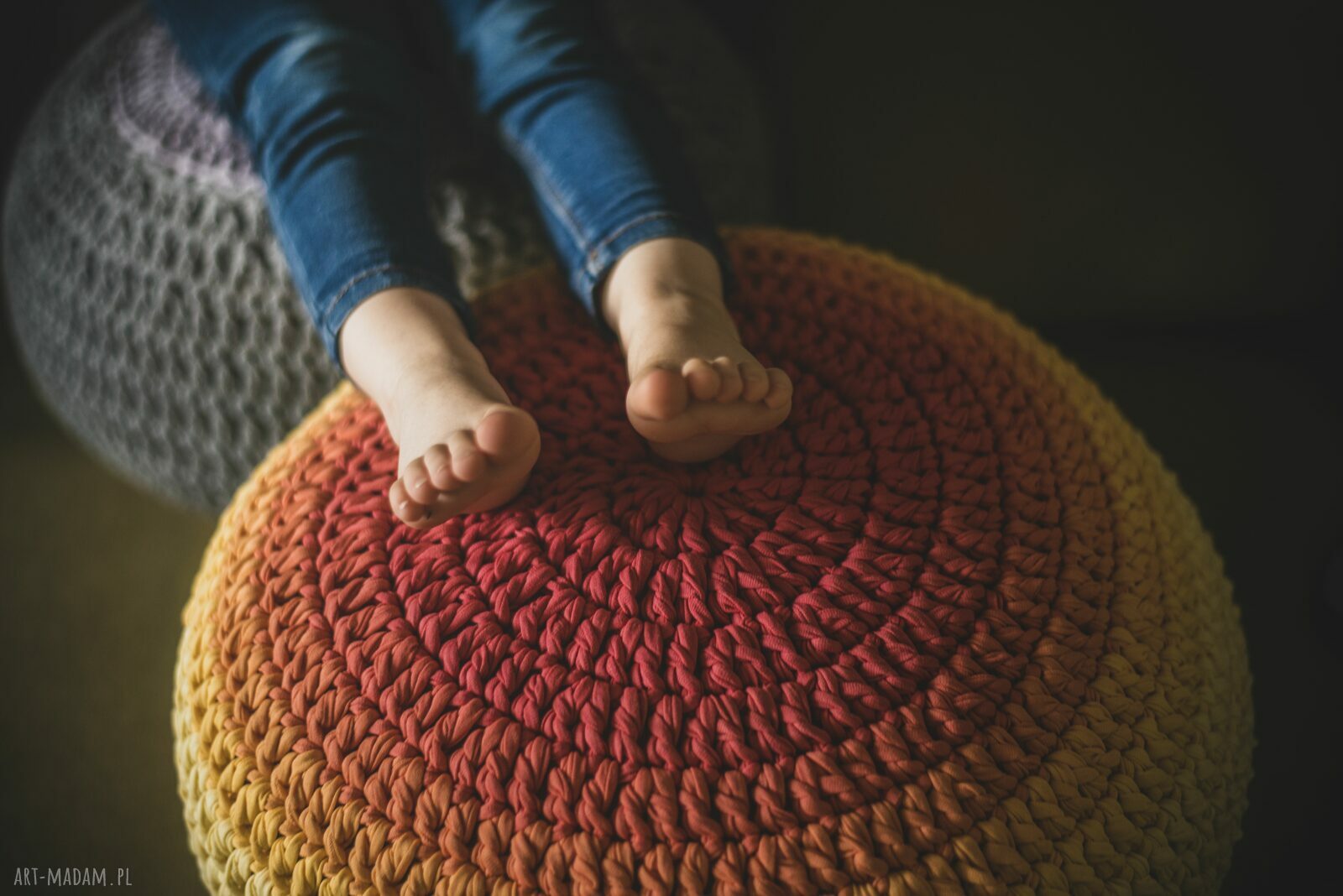 Tęczowa pufa handmade w stylu ombre - pufa na szydełku do pokoju dziecka i jogi