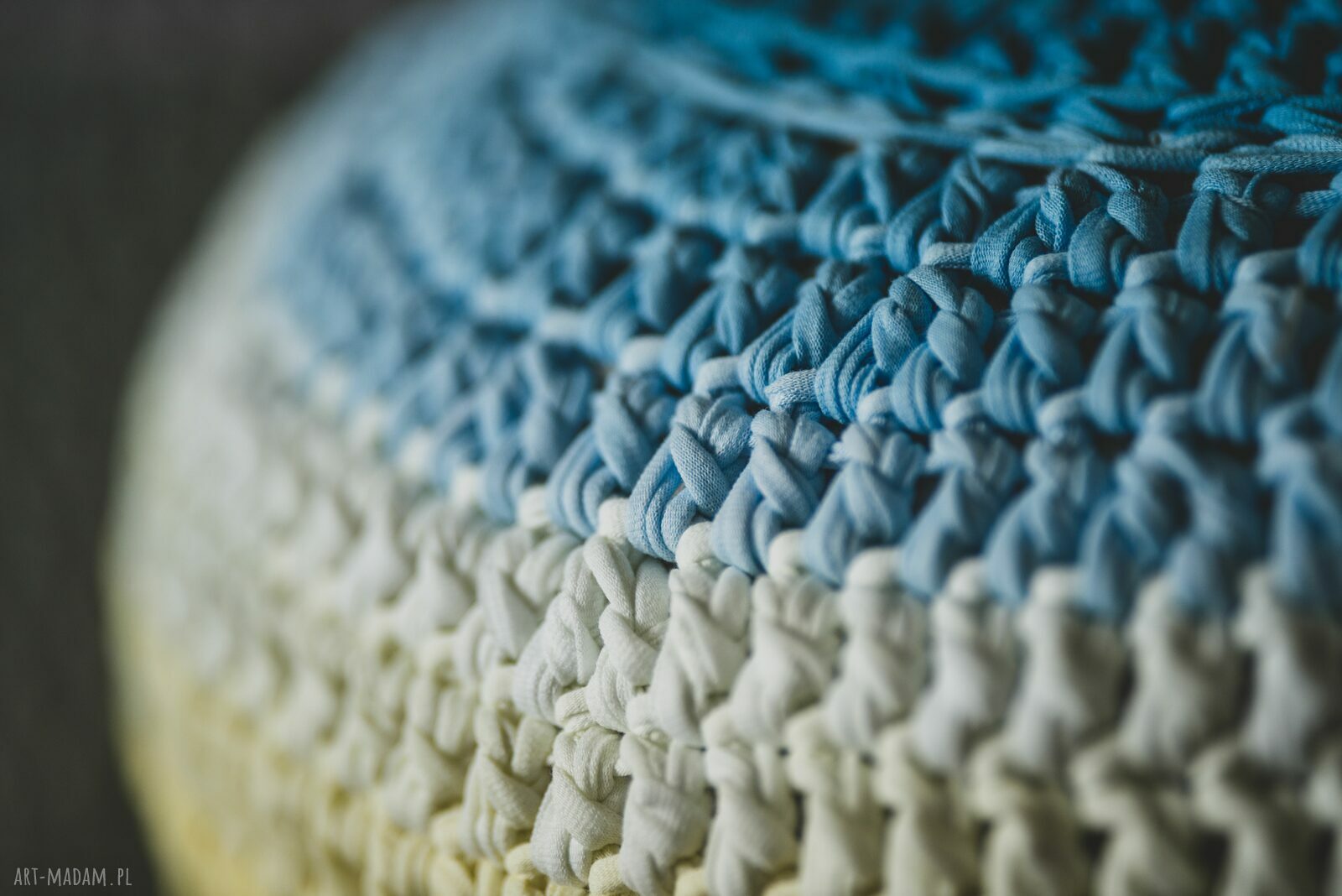 Tęczowa pufa handmade w stylu ombre - pufa na szydełku do pokoju dziecka i jogi