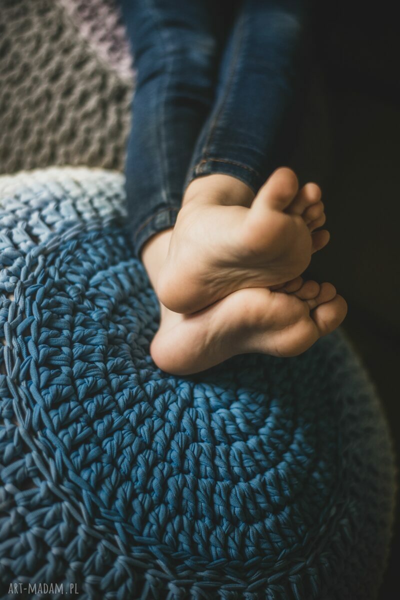 Tęczowa pufa handmade w stylu ombre - pufa na szydełku do pokoju dziecka i jogi