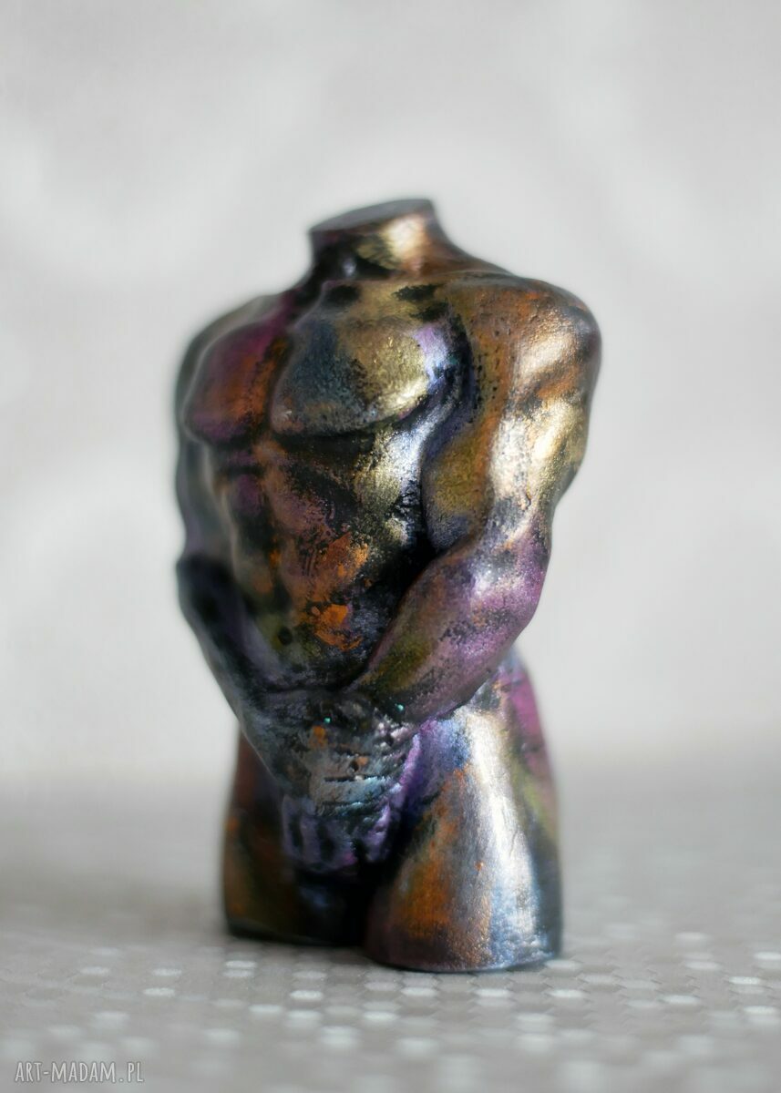 Tęczowy mężczyzna w kolorach metalicznych - rzeźba z gipsu (8,5 cm)