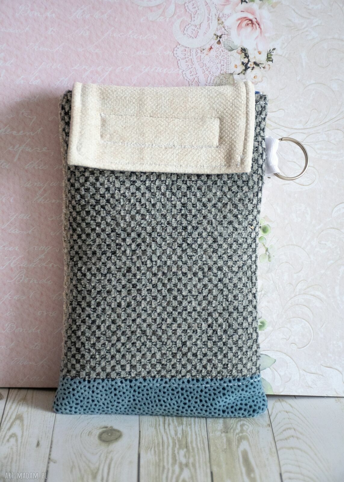 Etui na telefon z haftem słonika - na szczęście
