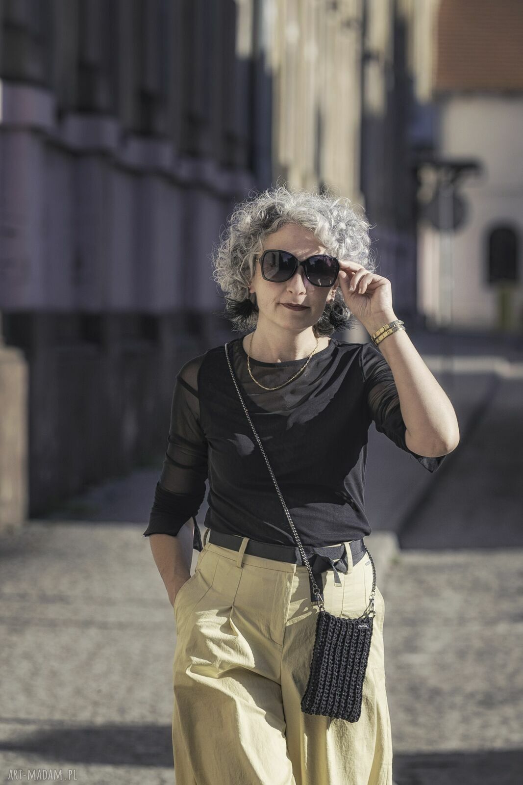 Szydełkowa mini torebka na telefon i okulary - czarna
